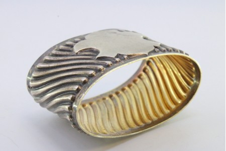  Argola de guardanapo em prata com aplicações espiraladas e cartela para monograma.